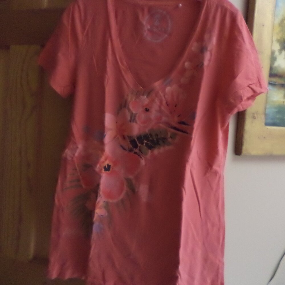 TOMMY BAHAMA T-SHIRT   V-Neck ~ Salmon Color with Flowers ~ Short Sleeves-Medium